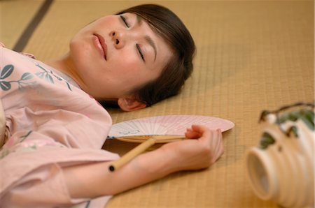 Femme allongée sur le tapis Tatami Photographie de stock - Rights-Managed, Code: 859-03037305
