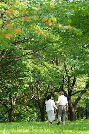 simsearch:859-03037419,k - Older Couple Walking Together Foto de stock - Con derechos protegidos, Código: 859-03037468