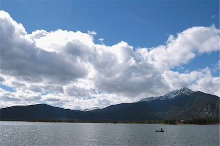 fluffed - Montagnes sur les rives du lac sur fond de ciel nuageux Photographie de stock - Rights-Managed, Code: 859-03037550