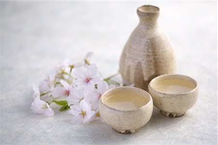 sake - Sake and cherry blossoms Foto de stock - Con derechos protegidos, Código: 859-03037944