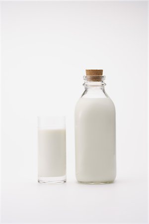 Tasse de lait et de lait en bouteille Photographie de stock - Rights-Managed, Code: 859-03038174
