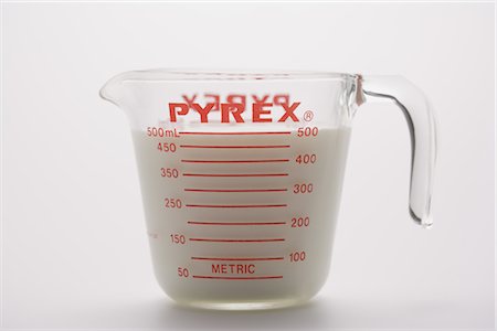 Tasse à mesurer avec du lait Photographie de stock - Rights-Managed, Code: 859-03038182