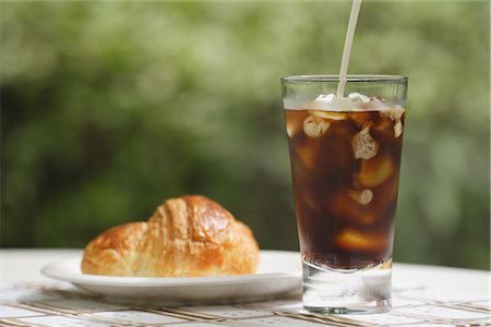 Cup of Iced Coffee and Croissant Foto de stock - Con derechos protegidos, Código: 859-03038201