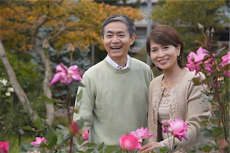 senior couple candid outdoors - Vue de face d'un couple d'âge mûr souriant Photographie de stock - Rights-Managed, Code: 859-03038544