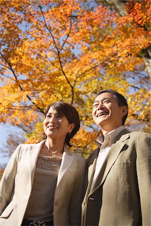 senior couple candid outdoors - Vue de face d'un couple d'âge mûr souriant Photographie de stock - Rights-Managed, Code: 859-03038557