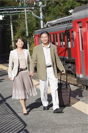 simsearch:625-02928309,k - Couple walking at platform Stock Photo - Rights-Managed, Code: 859-03038591