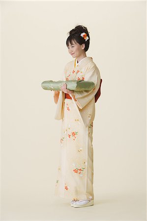 sash - Woman Dressed in Kimono Standing Holding Furoshiki Foto de stock - Con derechos protegidos, Código: 859-03038714