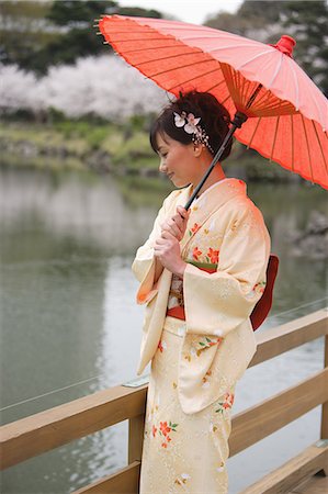 simsearch:622-02759469,k - Woman Standing on Wooden Bridge Holding Parasol Foto de stock - Con derechos protegidos, Código: 859-03038746