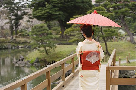 simsearch:859-03038759,k - Woman in Kimono Standing Holding Parasol Stock Photo - Rights-Managed, Code: 859-03038748
