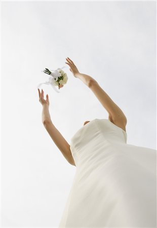 simsearch:693-03686309,k - Japanese Bride Throwing Flower Bouquet Stock Photo - Rights-Managed, Code: 859-03039199
