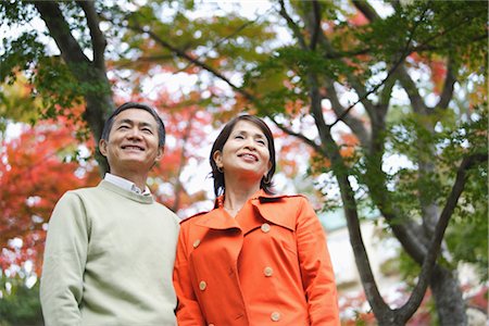 senior couple candid outdoors - Vue de face d'un couple souriant Photographie de stock - Rights-Managed, Code: 859-03039254