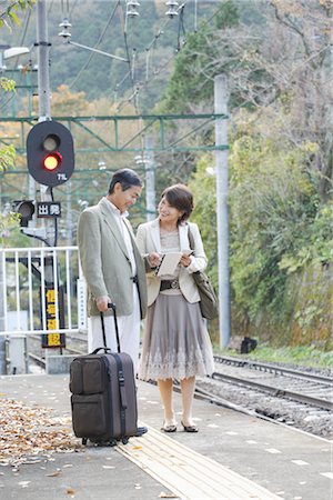 senior couple candid outdoors - Couple en attendant le train sur la plate-forme Photographie de stock - Rights-Managed, Code: 859-03039264