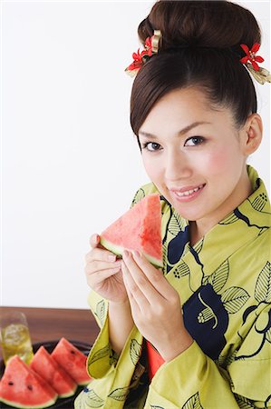 simsearch:622-02759469,k - Young Woman in Kimono Eating Watermelon Foto de stock - Con derechos protegidos, Código: 859-03039438