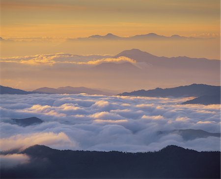 simsearch:859-03044080,k - Scenic View of Clouds and Mountains Foto de stock - Con derechos protegidos, Código: 859-03044200