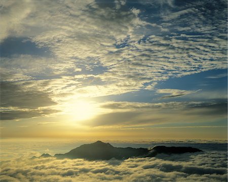 simsearch:859-03044080,k - Scenic View of Clouds and Mountains Foto de stock - Con derechos protegidos, Código: 859-03044202