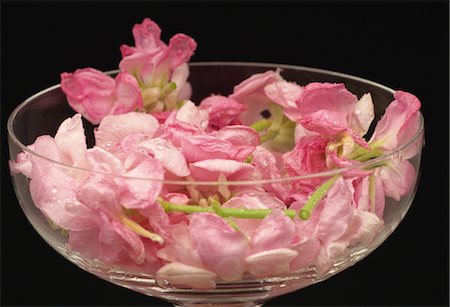 simsearch:859-03040138,k - Glass Bowl filled with Pink Flowers Foto de stock - Con derechos protegidos, Código: 859-03040051