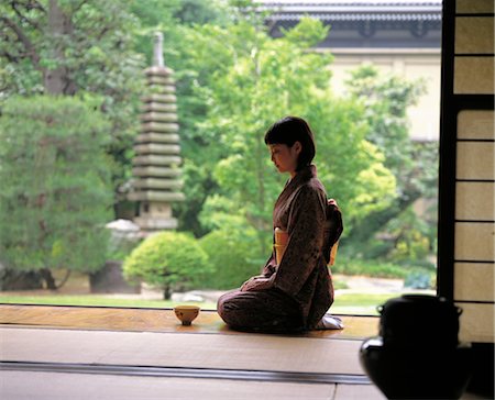 Femmes en Kimono, assis dans la maison japonaise Photographie de stock - Rights-Managed, Code: 859-03041045