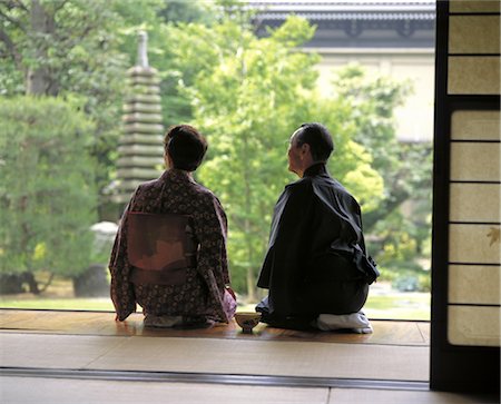 Vieux Couple détente robes japonaises Photographie de stock - Rights-Managed, Code: 859-03041041