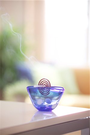 peaceful human - Incense Coil On A Glass Holder Foto de stock - Con derechos protegidos, Código: 859-03041261