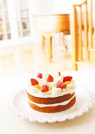 simsearch:859-03041327,k - Cake On A White Plate Stock Photo - Rights-Managed, Code: 859-03041316
