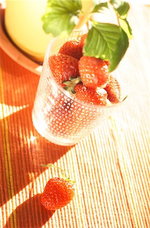 simsearch:859-03041575,k - Fraises dans un verre Photographie de stock - Rights-Managed, Code: 859-03041317