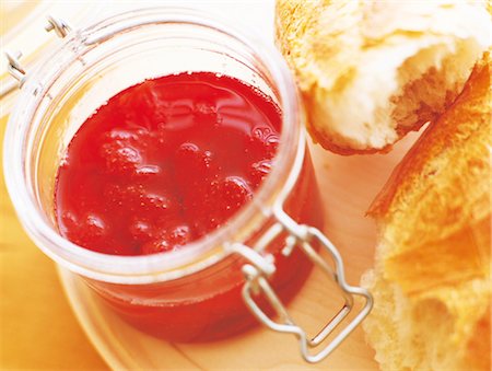 simsearch:859-03041327,k - Strawberry Jam And Bread Stock Photo - Rights-Managed, Code: 859-03041318