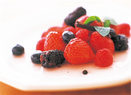 simsearch:859-03041575,k - Fruits sur une assiette blanche Photographie de stock - Rights-Managed, Code: 859-03041319
