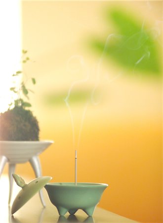peaceful human - Incense Stick In A Ceramic Bowl Foto de stock - Con derechos protegidos, Código: 859-03041343
