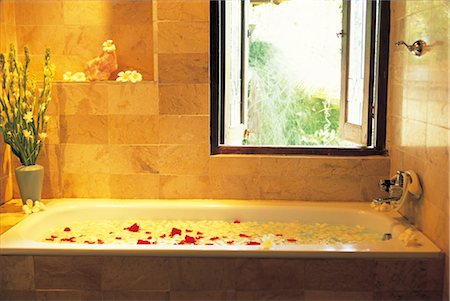 simsearch:685-02937230,k - Bath With Flower Petals Stock Photo - Rights-Managed, Code: 859-03041360