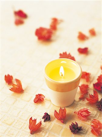 Aromatische Kerze mit Blütenblätter Stockbilder - Lizenzpflichtiges, Bildnummer: 859-03041402