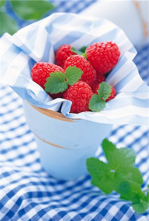 simsearch:859-03041327,k - Raspberries In A Cup Stock Photo - Rights-Managed, Code: 859-03041517