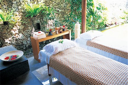 resort outdoor bed - Bed With Tropical Flowers Foto de stock - Con derechos protegidos, Código: 859-03041604