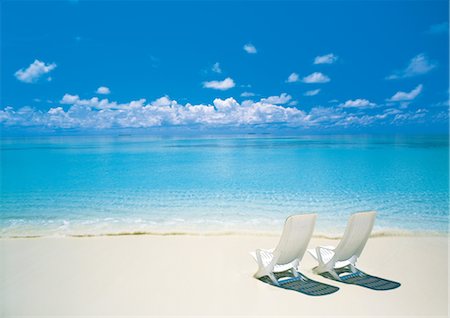 simsearch:859-03041676,k - Two White Chairs On A Beach Fotografie stock - Rights-Managed, Codice: 859-03041643