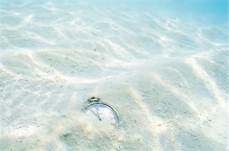simsearch:859-03041676,k - Pocket Watch Buried In The Shallow Beach Fotografie stock - Rights-Managed, Codice: 859-03041678