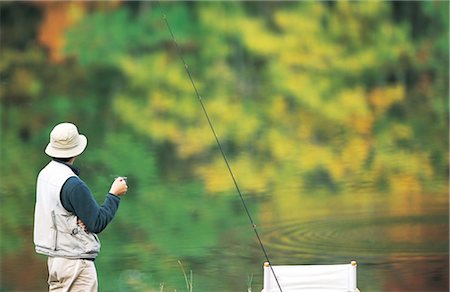 simsearch:400-07501738,k - L'homme pêche dans un lac d'automne Photographie de stock - Rights-Managed, Code: 859-03041724