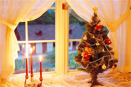 Petit arbre de Noël par la fenêtre Photographie de stock - Rights-Managed, Code: 859-03041789