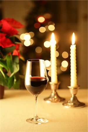 Wein mit Weihnachtsschmuck im Hintergrund Stockbilder - Lizenzpflichtiges, Bildnummer: 859-03041794