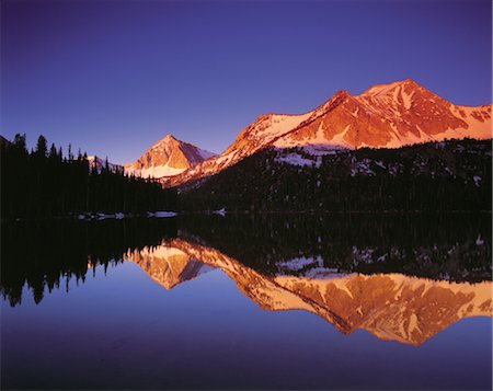 simsearch:859-03042286,k - Calm Lake by Mountains Foto de stock - Con derechos protegidos, Código: 859-03042038