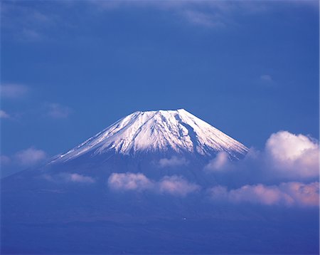 simsearch:859-03042782,k - Cloudy Mountain Range Foto de stock - Con derechos protegidos, Código: 859-03042852