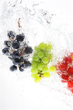 delaware - Three Kinds Of Grape Splashing In To Water Stock Photo - Rights-Managed, Code: 859-03598593