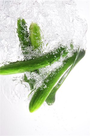 Cucumbers Splashing In To Water Foto de stock - Con derechos protegidos, Código: 859-03598604