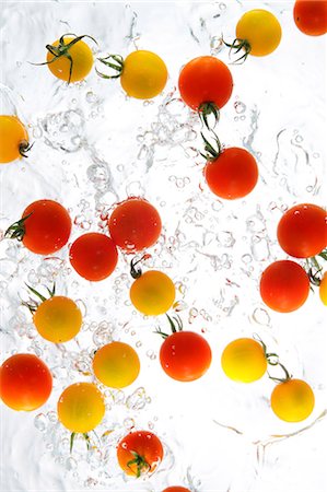 Tomates cerises éclaboussures dans l'eau Photographie de stock - Rights-Managed, Code: 859-03598643