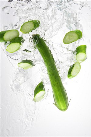 Cucumbers Splashing In To Water Foto de stock - Con derechos protegidos, Código: 859-03598652