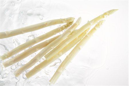 simsearch:859-03598694,k - White Asparagus Splashing In To Water Stock Photo - Rights-Managed, Code: 859-03598677