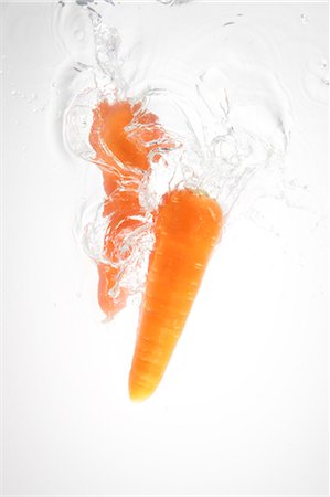 simsearch:859-03598694,k - Carrot Splashing In To Water Stock Photo - Rights-Managed, Code: 859-03598678