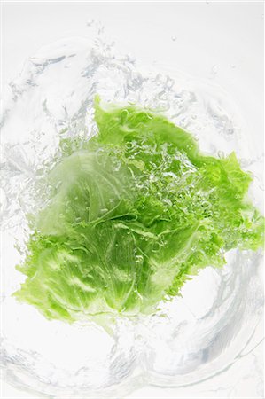 simsearch:859-03598694,k - Lettuce Splashing In To Water Stock Photo - Rights-Managed, Code: 859-03598682