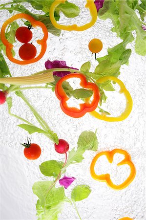 Vegetables Splashing In To Water Foto de stock - Direito Controlado, Número: 859-03598693