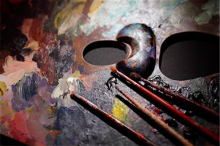 paint on black - Paints On Artist Pallet Stock Photo - Rights-Managed, Code: 859-03598778