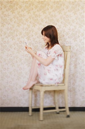 summer text message - Japanese Woman Waiting Text Foto de stock - Con derechos protegidos, Código: 859-03599092