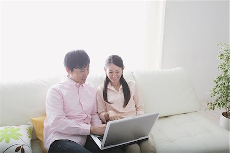 Couple japonais regardant PC Photographie de stock - Rights-Managed, Code: 859-03599835